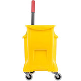 Rubbermaid Commercial Products, Cubo de trapeador con escurridor sobre Ruedas, Cubo de trapeador Todo en uno, Resistente, Amarillo, 31 Cuartos